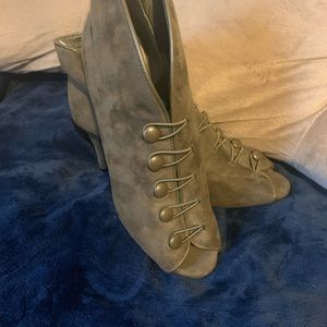 Womens size 9 green 3 inche heels